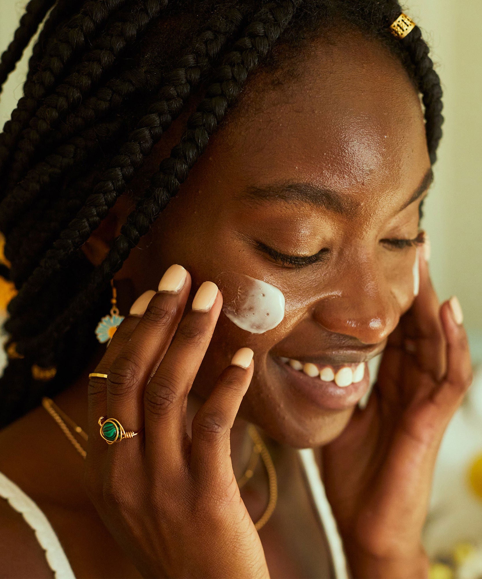 Woman applying Hydrating Serum with nourishing Banana, Brown Algae, and Niacinamide for daily skincare, Sun Bum.